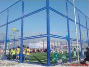 Мини-футбольное поле с сетчатым ограждением