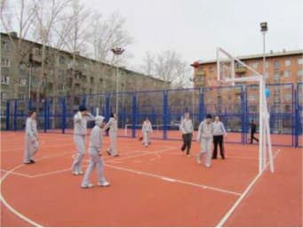 Баскетбольная площадка с ограждением и резиновым покрытием
