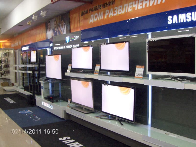Демонстрационная зона телевизоров в магазине