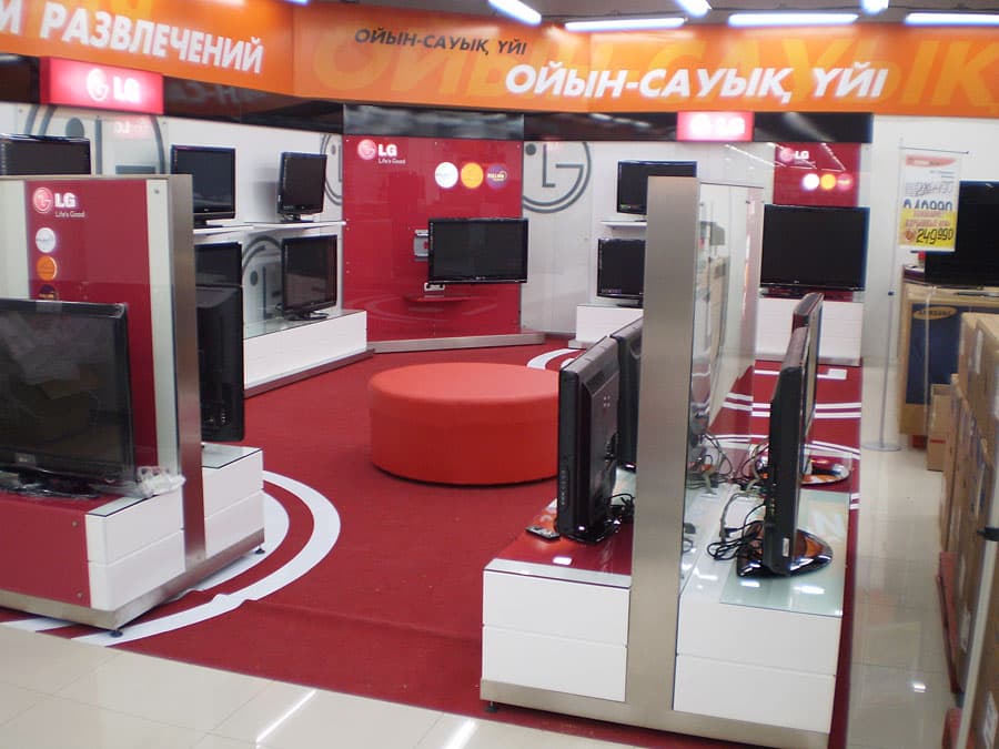 Демонстрационная зона электроники с подиумом